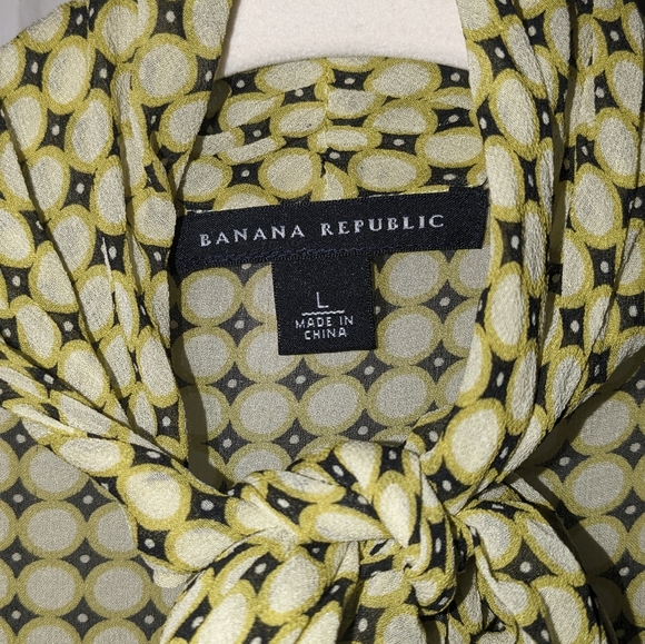 Banana Republic 100% silk button yellow up long sleeve blouse with bow scarf - Picture 3 of 5